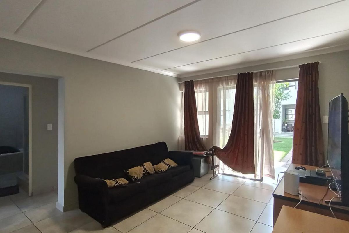 Ground floor Chic 2 Bedroom Apartment in Eveleigh, Boksburg - Photo 4