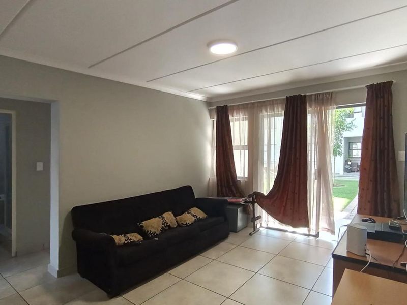 Ground floor Chic 2 Bedroom Apartment in Eveleigh, Boksburg - Photo 4