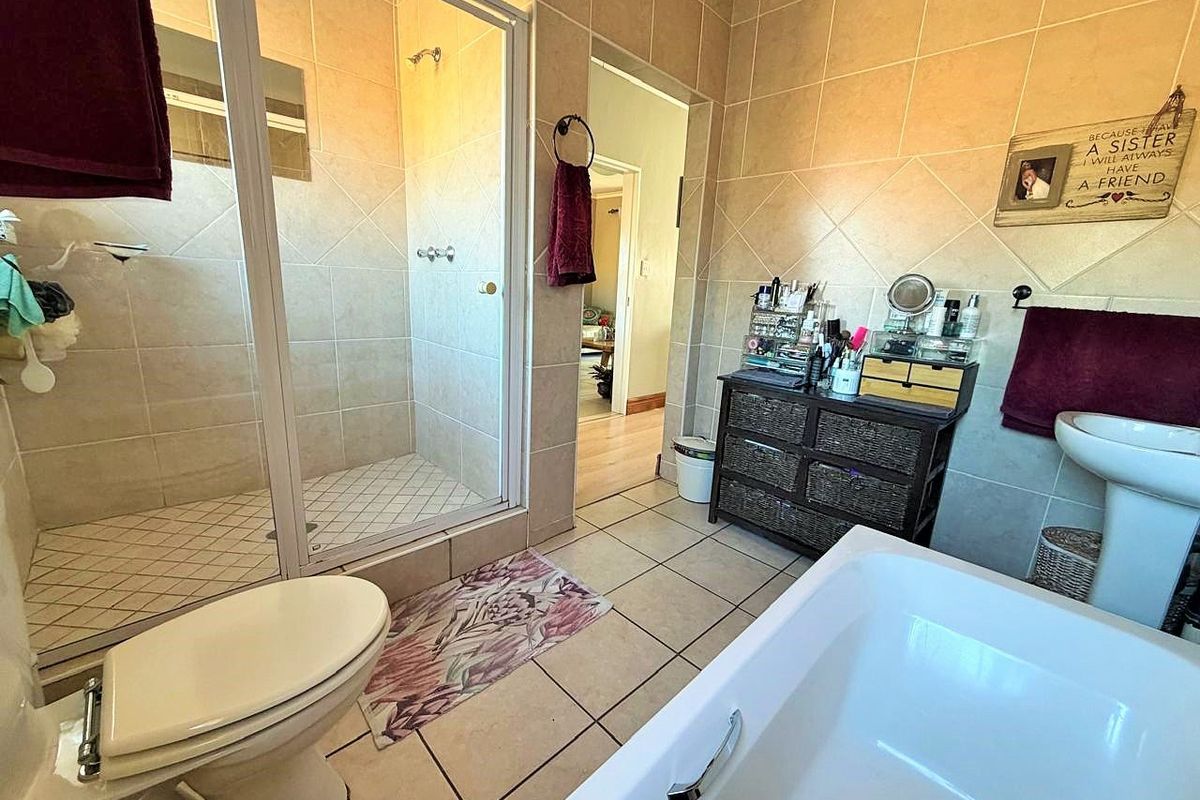 AS NEAT AS A PIN  -  SPACIOUS  -  SECURE  - Photo 5