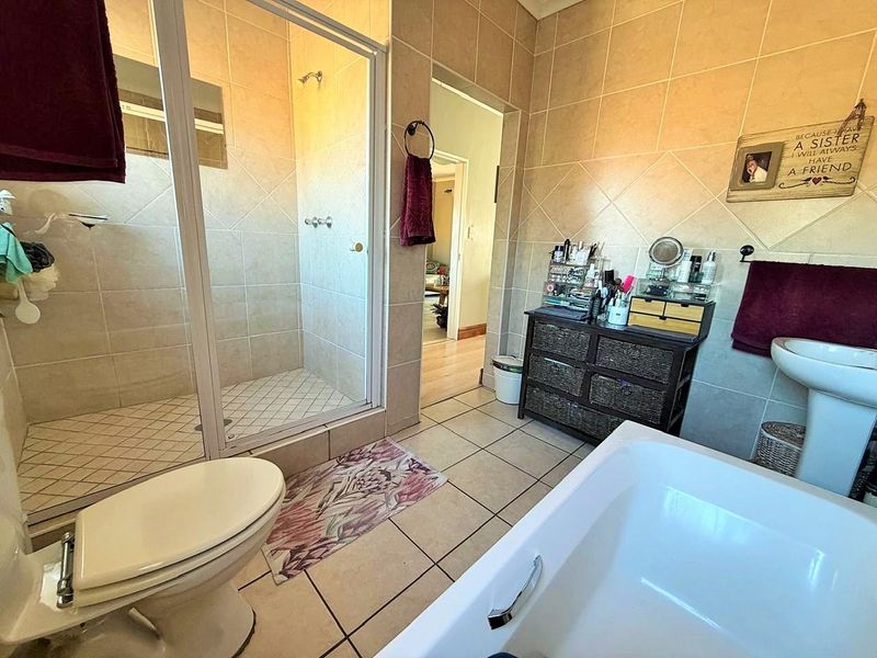 AS NEAT AS A PIN  -  SPACIOUS  -  SECURE  - Photo 5