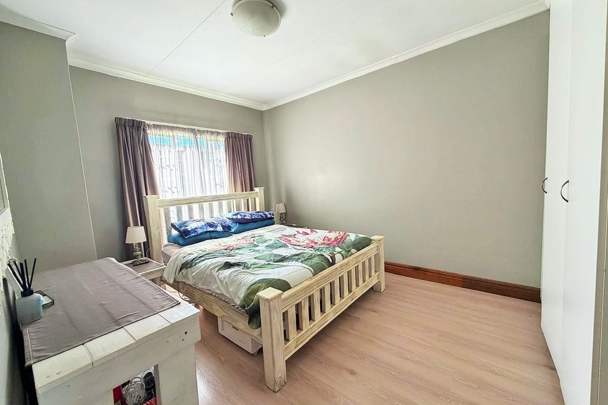 AS NEAT AS A PIN  -  SPACIOUS  -  SECURE  - Photo 4