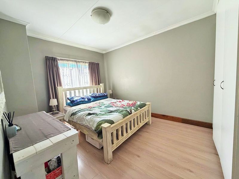 AS NEAT AS A PIN  -  SPACIOUS  -  SECURE  - Photo 4