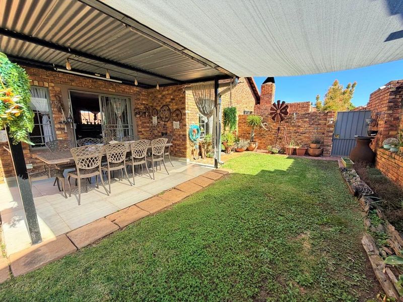 AS NEAT AS A PIN  -  SPACIOUS  -  SECURE  - Photo 1