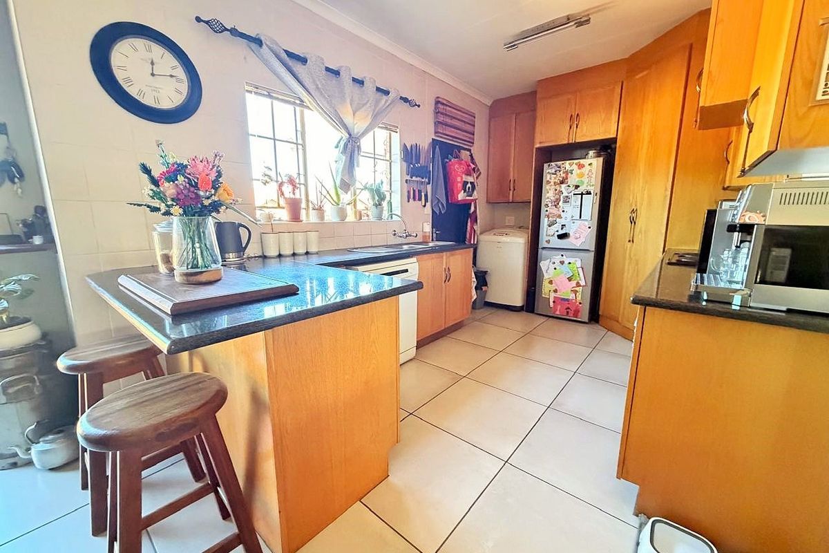 AS NEAT AS A PIN  -  SPACIOUS  -  SECURE  - Photo 2