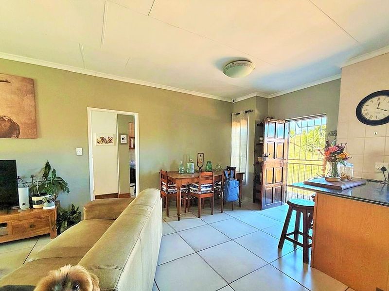 AS NEAT AS A PIN  -  SPACIOUS  -  SECURE  - Photo 10
