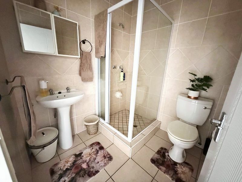 AS NEAT AS A PIN  -  SPACIOUS  -  SECURE  - Photo 9