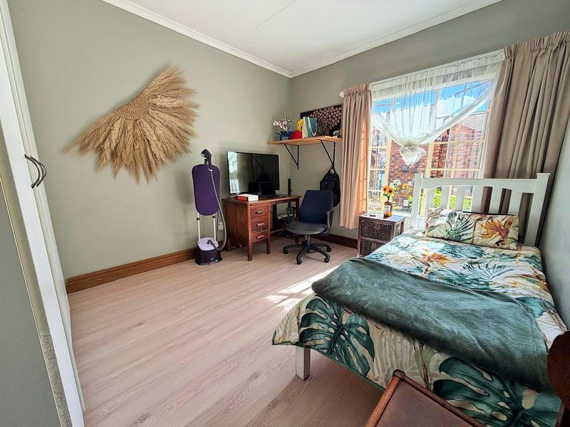 AS NEAT AS A PIN  -  SPACIOUS  -  SECURE  - Photo 8