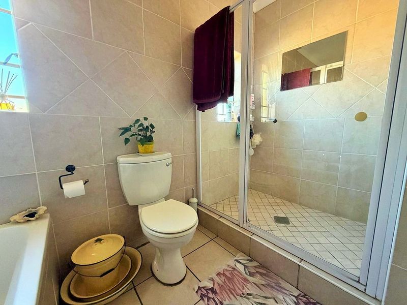 AS NEAT AS A PIN  -  SPACIOUS  -  SECURE  - Photo 7