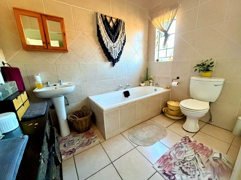 AS NEAT AS A PIN  -  SPACIOUS  -  SECURE  - Photo 6