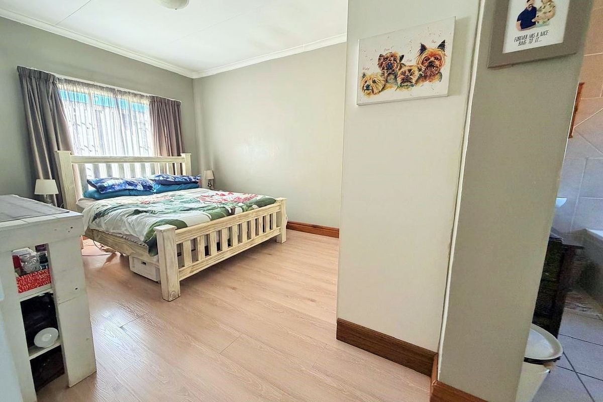 AS NEAT AS A PIN  -  SPACIOUS  -  SECURE  - Photo 3