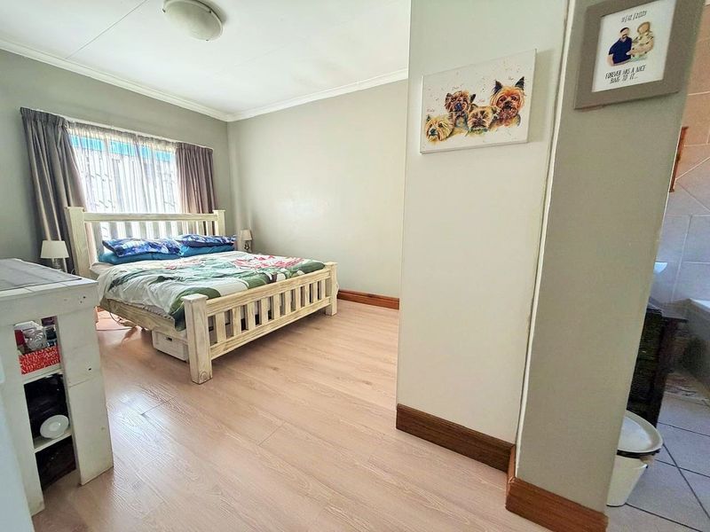 AS NEAT AS A PIN  -  SPACIOUS  -  SECURE  - Photo 3