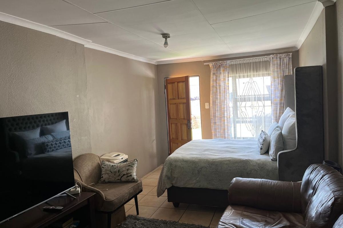 INVESTMENT PROPERTY FOR SALE - HIGH RENTAL INCOME OPPORTUNITY IN LOMBARDY EAST - Photo 3