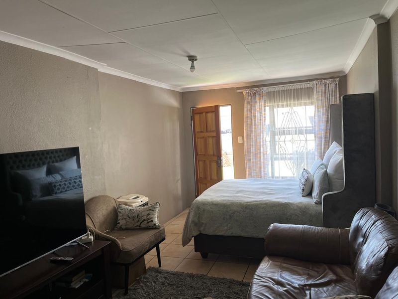 INVESTMENT PROPERTY FOR SALE - HIGH RENTAL INCOME OPPORTUNITY IN LOMBARDY EAST - Photo 3