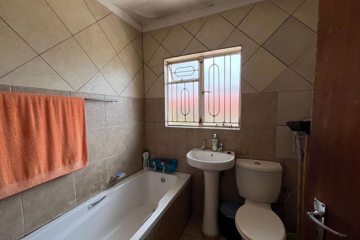 INVESTMENT PROPERTY FOR SALE - HIGH RENTAL INCOME OPPORTUNITY IN LOMBARDY EAST - Photo 2