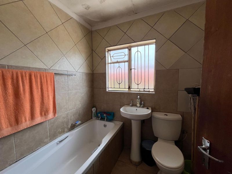 INVESTMENT PROPERTY FOR SALE - HIGH RENTAL INCOME OPPORTUNITY IN LOMBARDY EAST - Photo 2