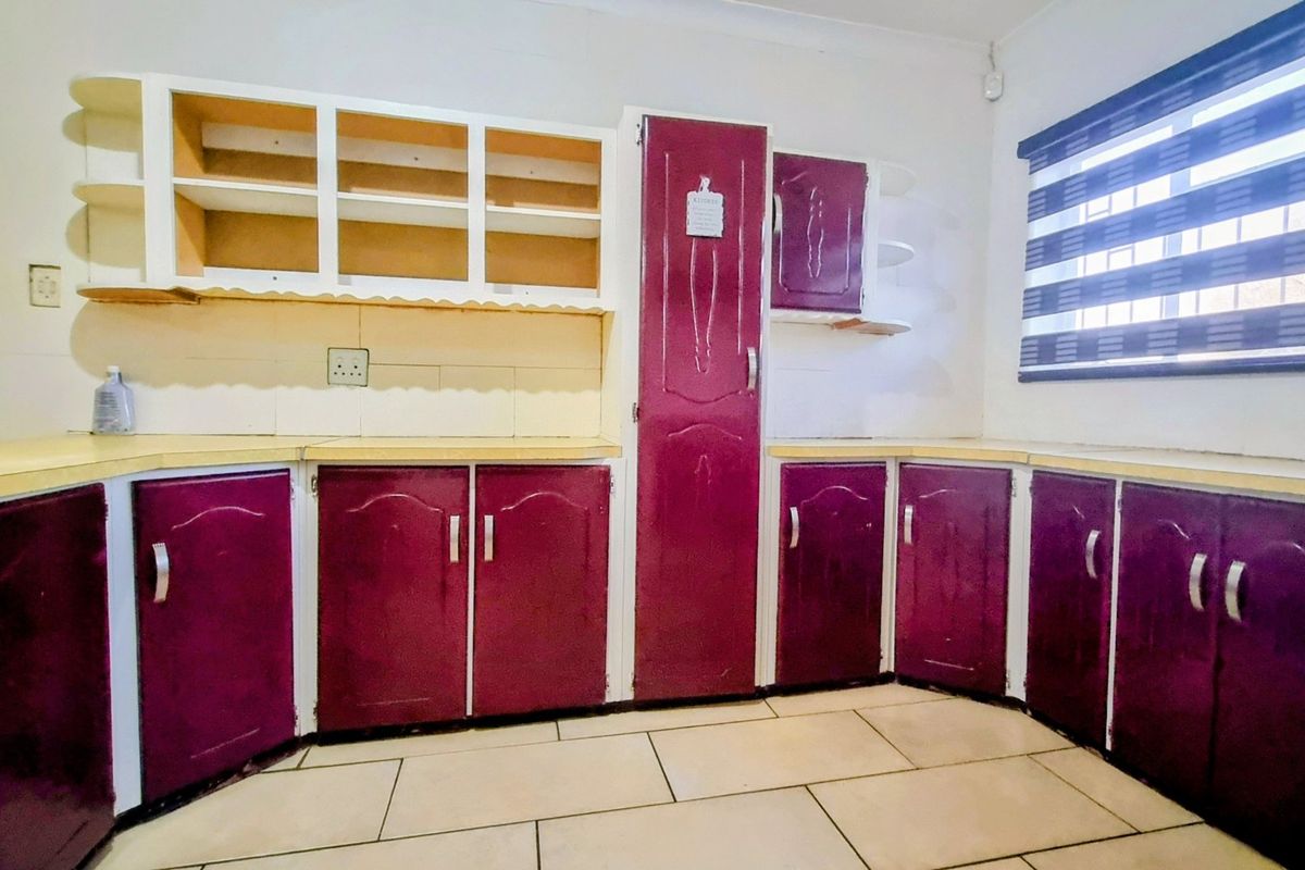 Charming family home on a large erf - Photo 2