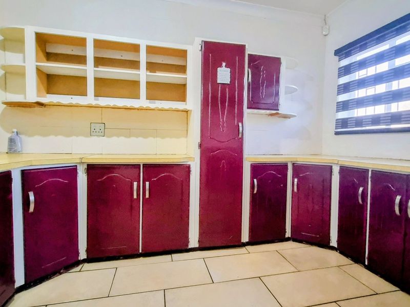 Charming family home on a large erf - Photo 2