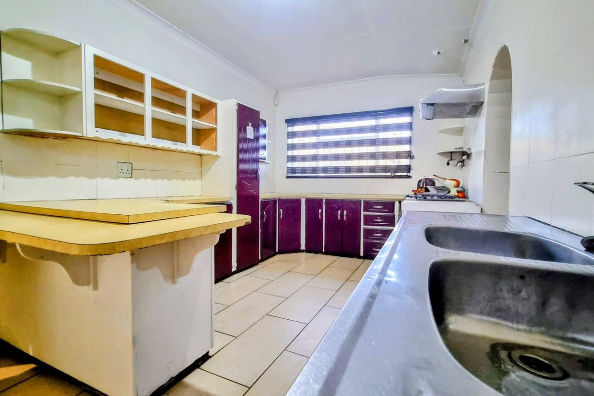 Charming family home on a large erf - Photo 5
