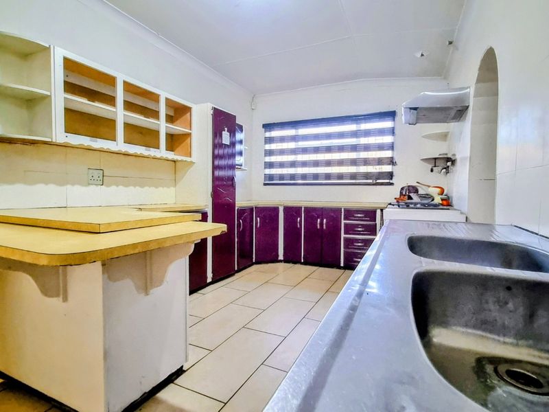 Charming family home on a large erf - Photo 5