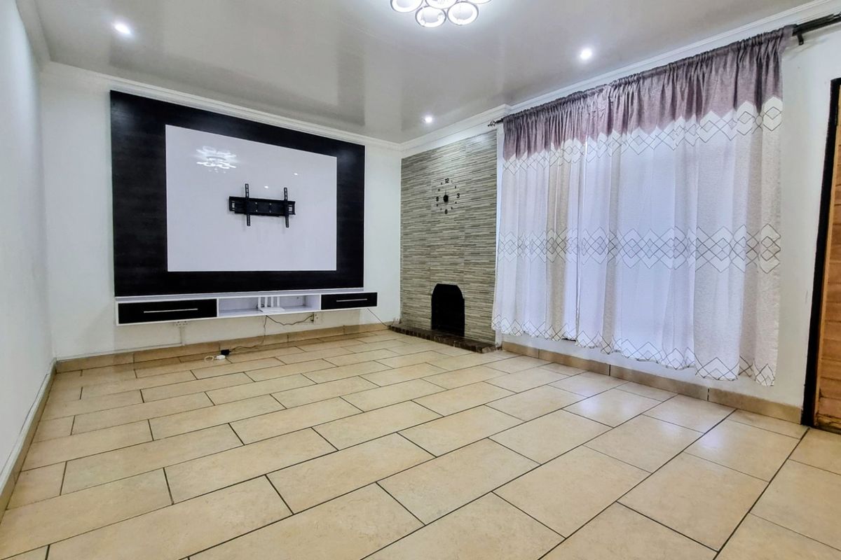 Charming family home on a large erf - Photo 3