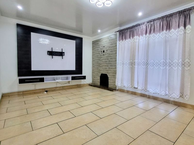Charming family home on a large erf - Photo 3