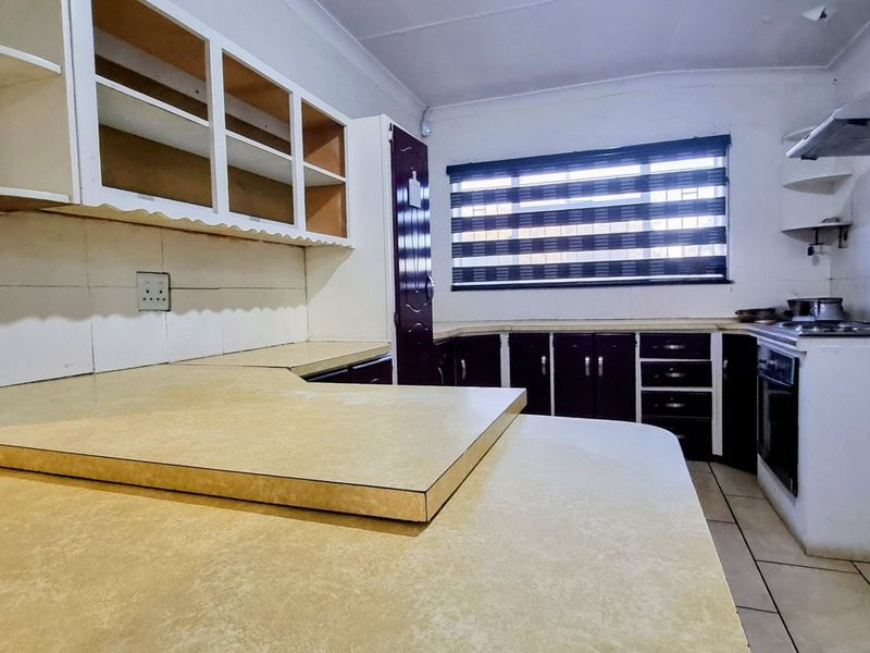 Charming family home on a large erf - Photo 6