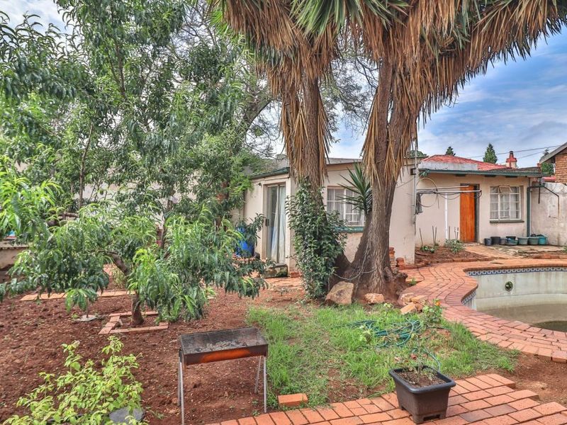Charming Family Home with Cottage Potential in Kensington - Photo 6