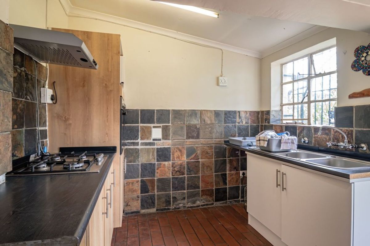 Charming Family Home with Cottage Potential in Kensington - Photo 5