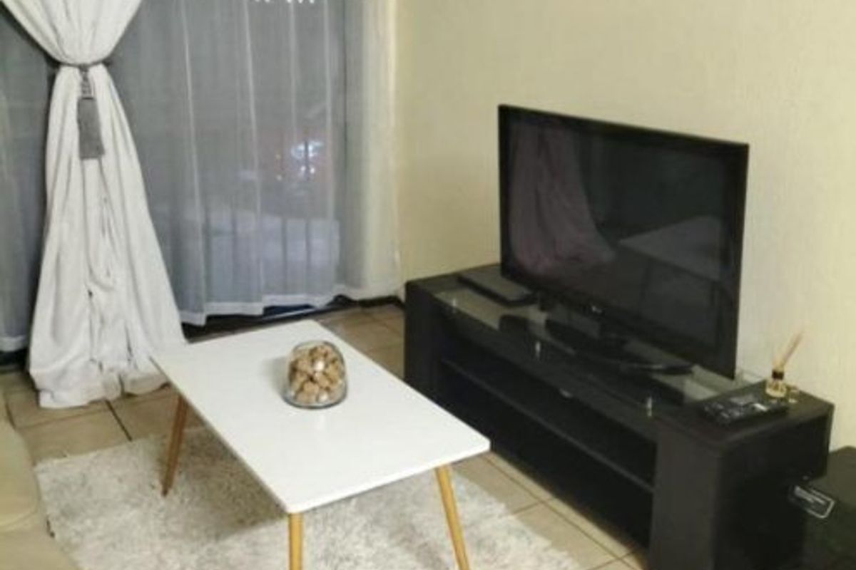 3 Bedroom Townhouse in Roodepoort - Photo 5