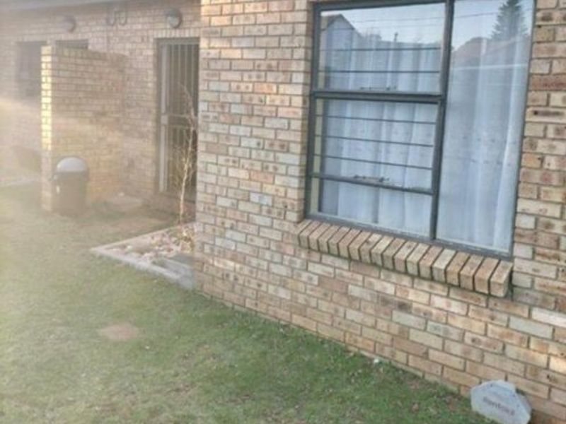 3 Bedroom Townhouse in Roodepoort - Photo 2