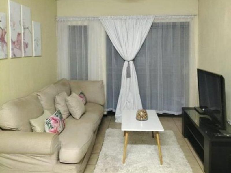 3 Bedroom Townhouse in Roodepoort - Photo 4