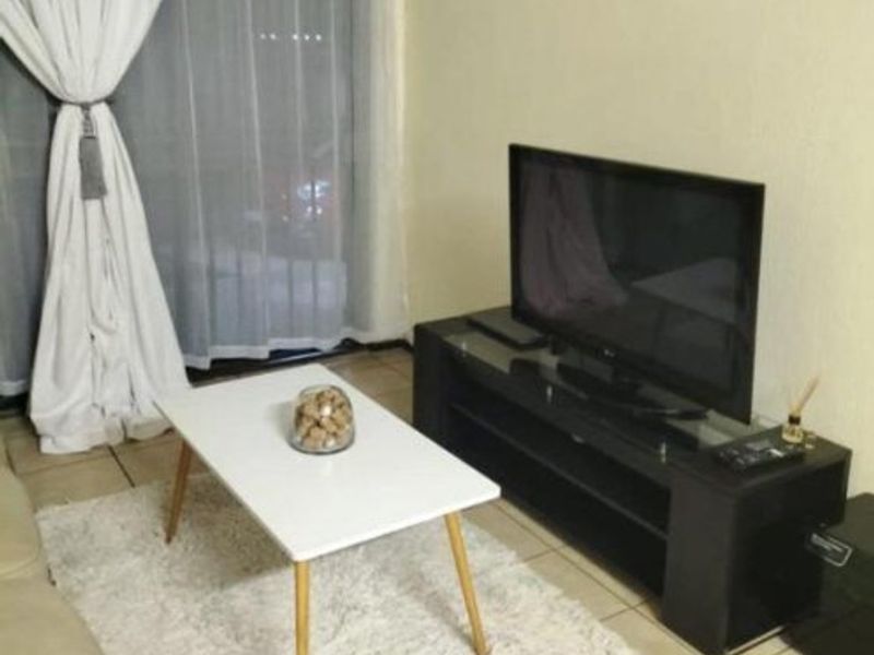 3 Bedroom Townhouse in Roodepoort - Photo 5