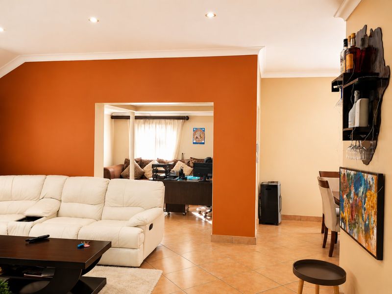 3 Bedroom Hurlyvale haven with open plan living and swimming pool - Photo 5
