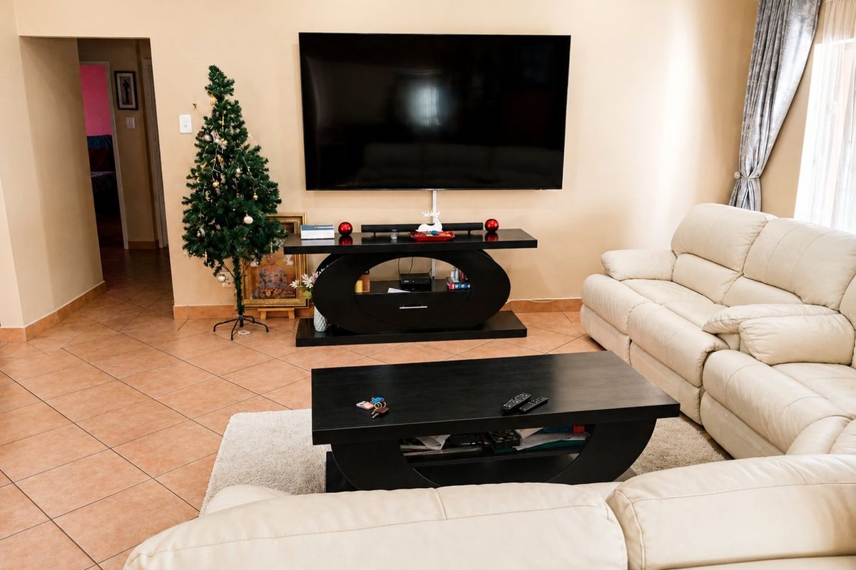 3 Bedroom Hurlyvale haven with open plan living and swimming pool - Photo 4