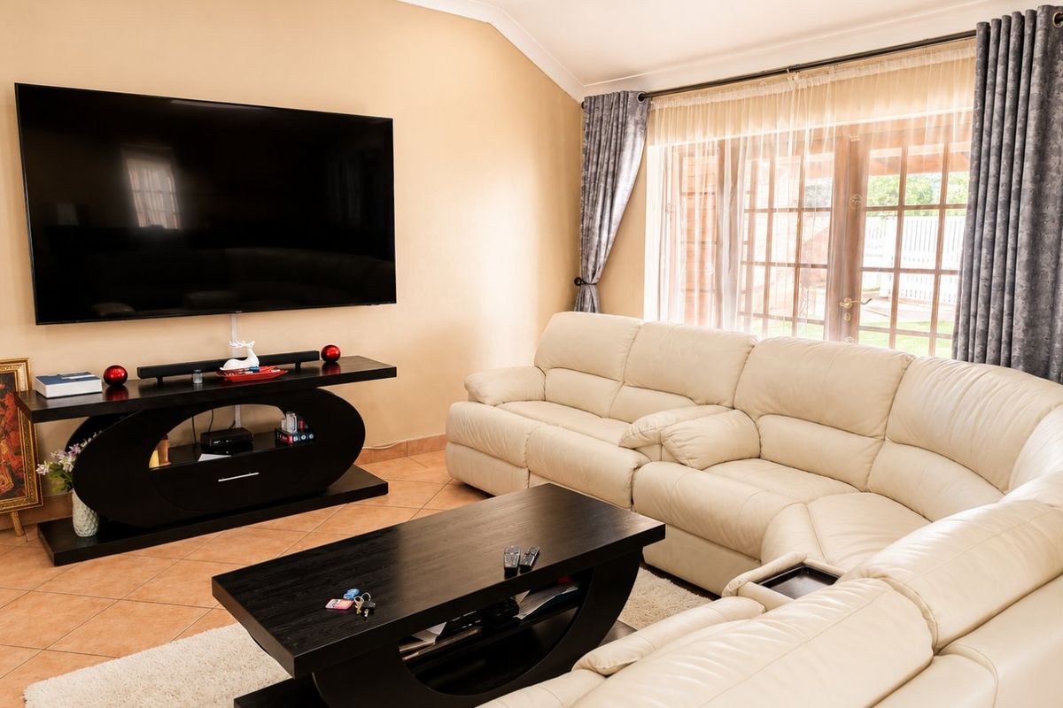 3 Bedroom Hurlyvale haven with open plan living and swimming pool - Photo 2