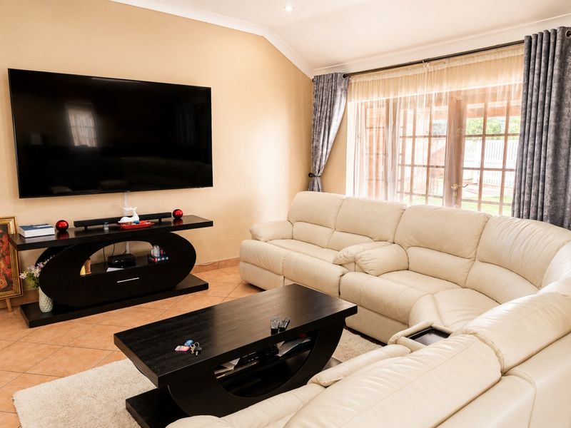 3 Bedroom Hurlyvale haven with open plan living and swimming pool - Photo 2