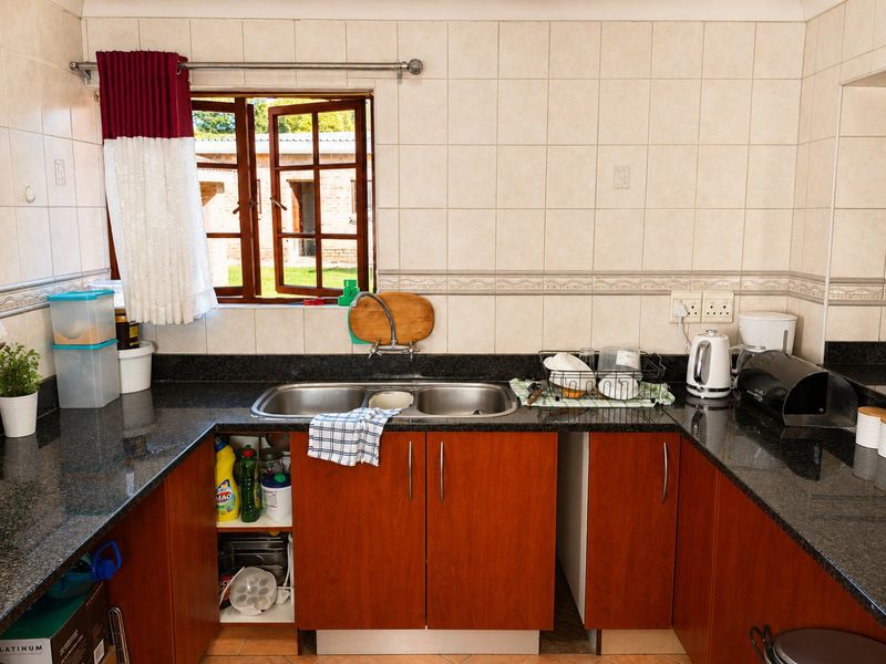3 Bedroom Hurlyvale haven with open plan living and swimming pool - Photo 8