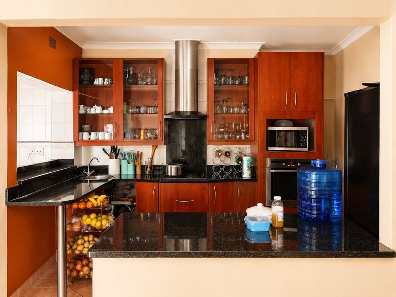3 Bedroom Hurlyvale haven with open plan living and swimming pool - Photo 6