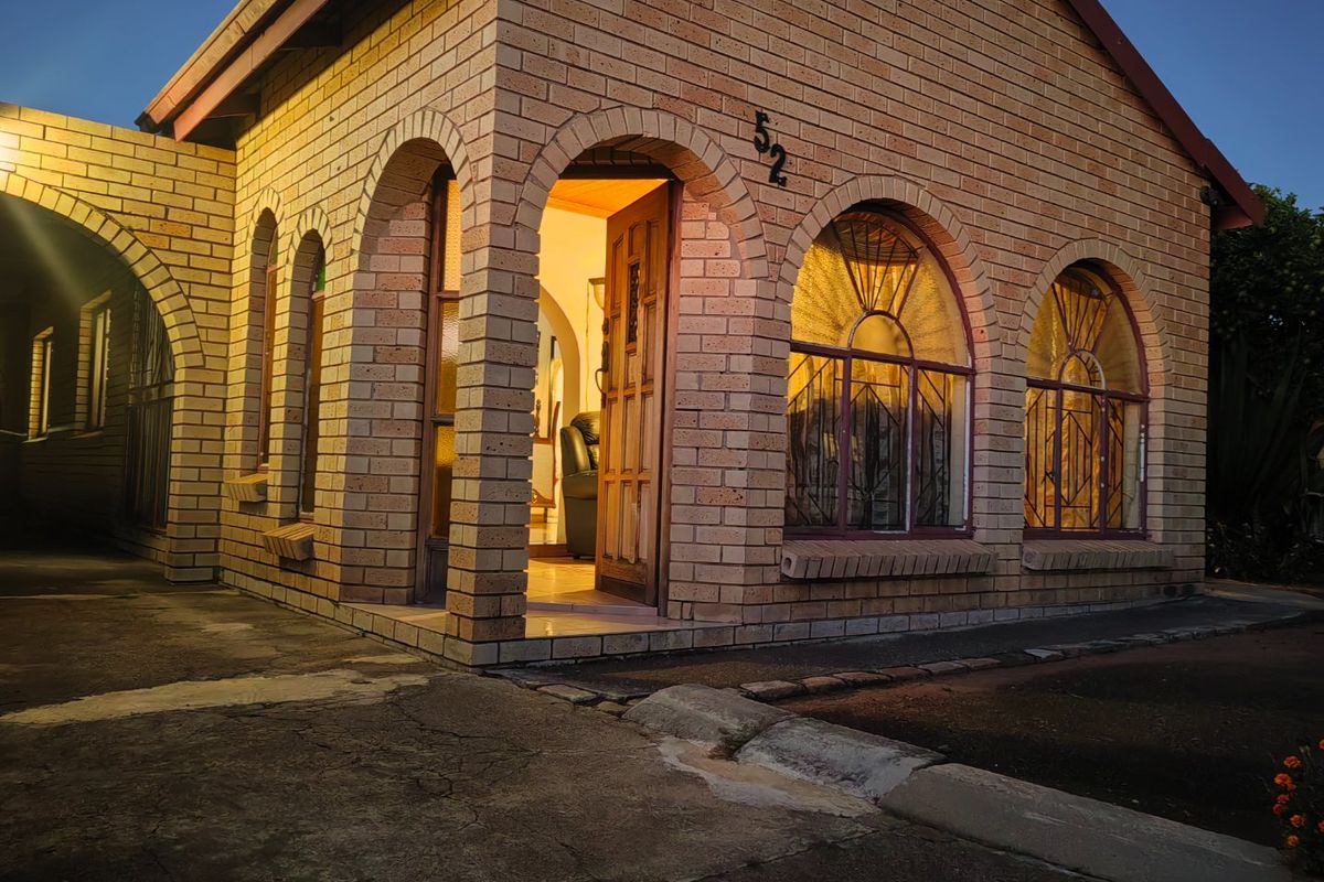 Spacious 4 Bedroom Home in Westernburg - Photo 2