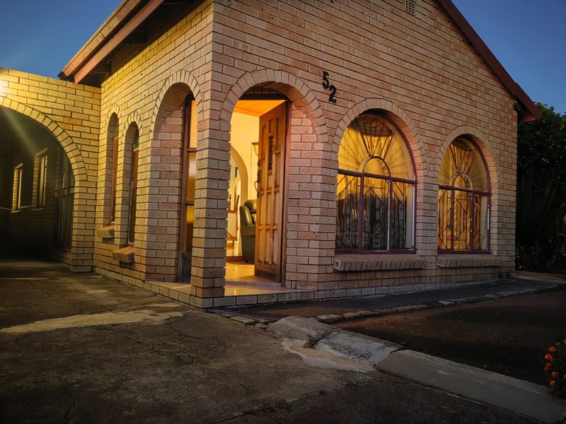 Spacious 4 Bedroom Home in Westernburg - Photo 2