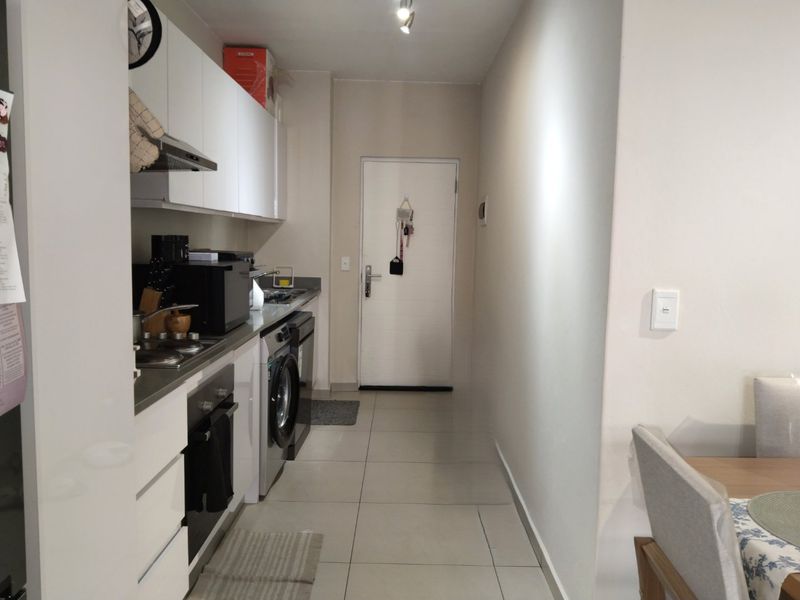 Modern North Riding flat with secure, vibrant living - Photo 4