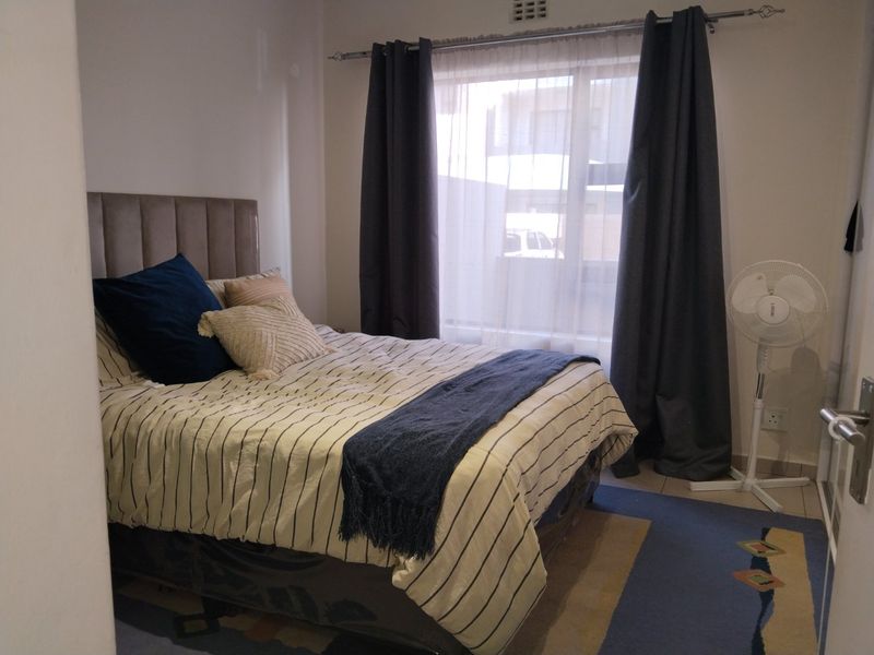 Modern North Riding flat with secure, vibrant living - Photo 10