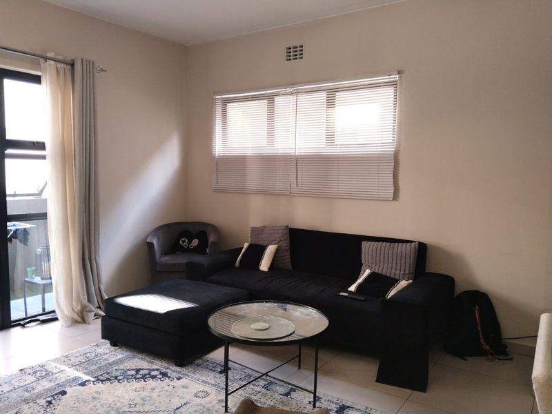 Modern North Riding flat with secure, vibrant living - Photo 9