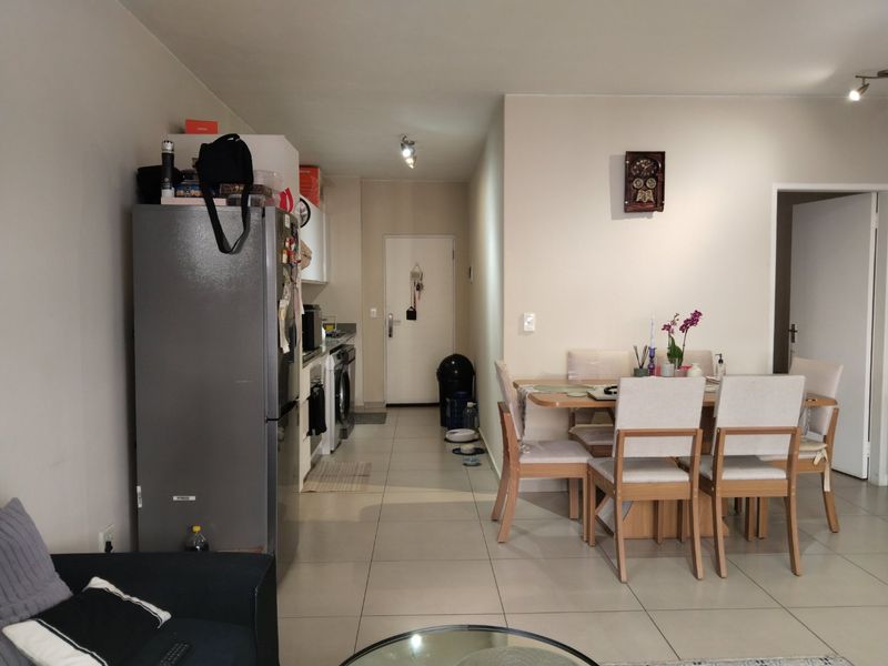 Modern North Riding flat with secure, vibrant living - Photo 8