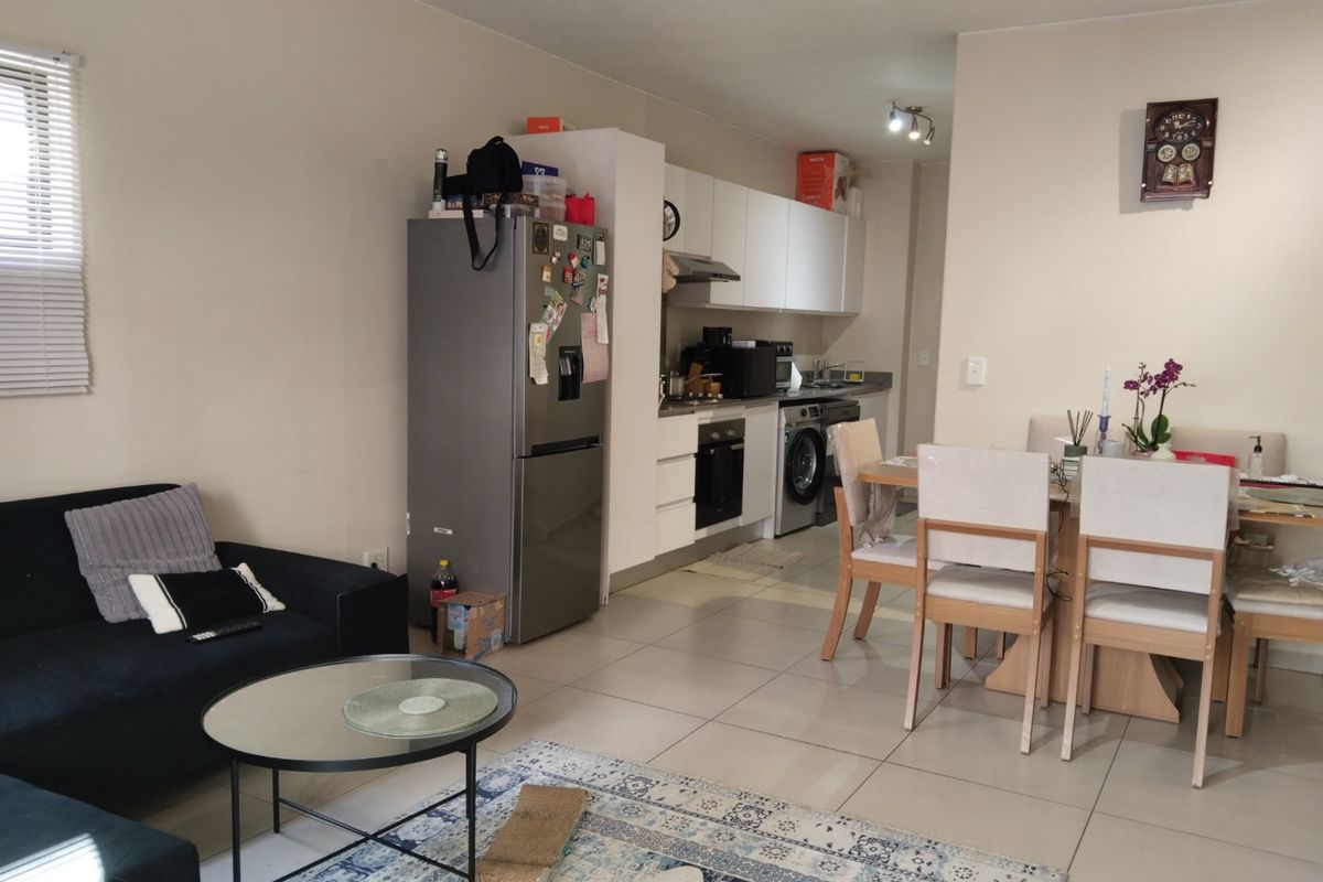 Modern lock up and go, Investment or family Apartment with pool and security - Photo 2