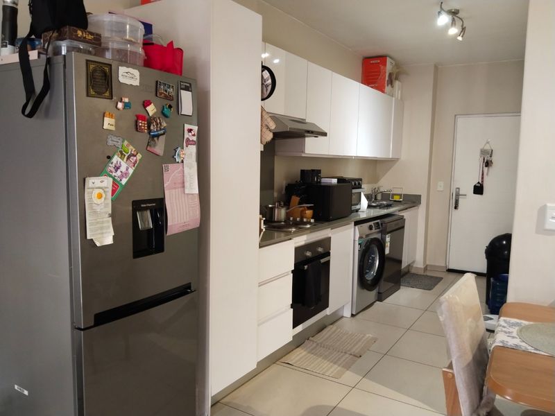 Modern North Riding flat with secure, vibrant living - Photo 5