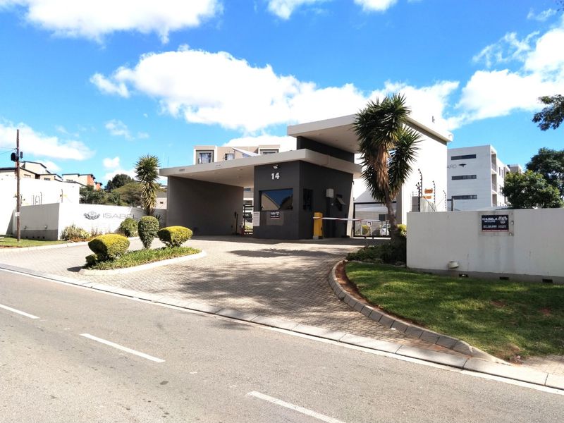 Modern lock up and go, Investment or family Apartment with pool and security - Photo 4