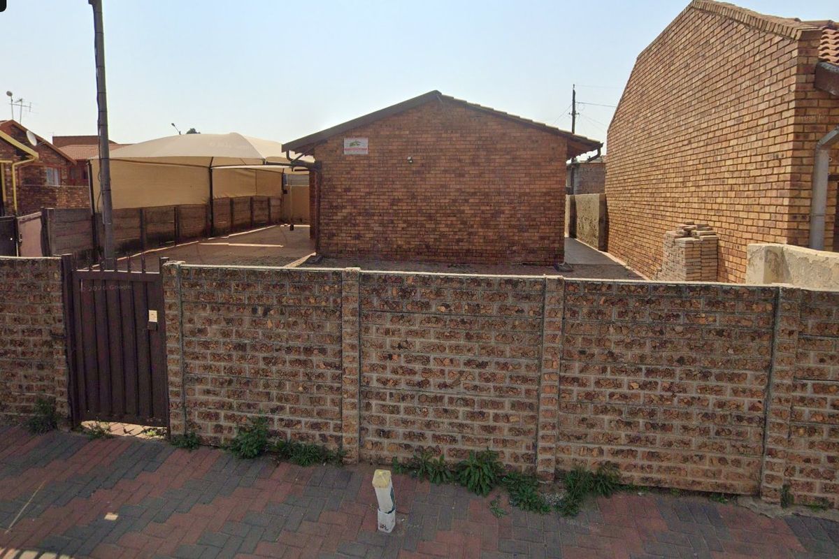 Cozy Daveyton Home with Fibre and Secure Parking - Photo 2