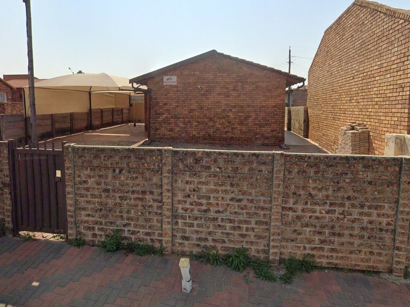 Cozy Daveyton Home with Fibre and Secure Parking - Photo 2