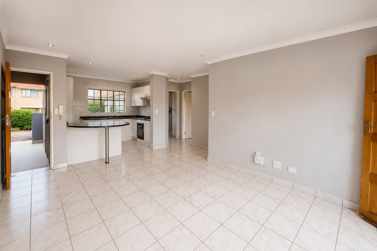 Sunny Edenvale Flat with Open Plan Living in Lovely Security Complex within Boomed Area! - Photo 3